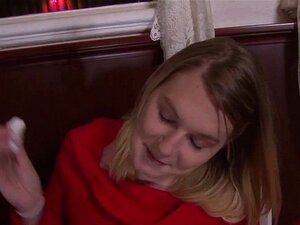 Novia real recibe sexo oral en público. Novia amateur real recibe