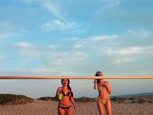 Tres chicas de la playa a la fiesta de orgía, Tres chicas calientes