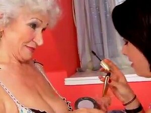 Ageless Love, la sexy y fresca Tess visita a la madura Norma en casa