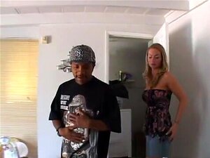 Estrella porno fabulosa en un loco video interracial de sexo anal. En