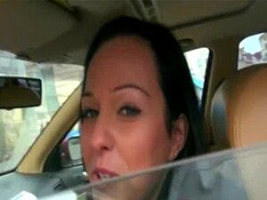 La conductora Natali Blue se la folló en el taxi por dinero