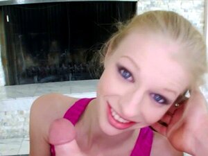 Hermosa chica pajeándose su dura polla en POV. Hermosa chica