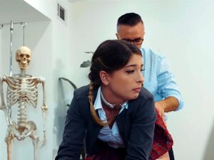 El profesor pone a la colegiala Kristen Scott en su lugar