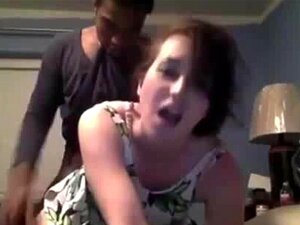 Esposa viendo a su marido follando a una rubia por el culo. Esposa