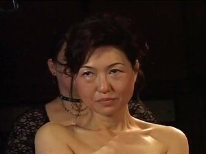 Chica asiática en una escena de bondage con cuerdas, en esta