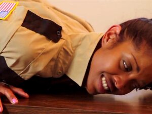 Directora de prisión lésbica y su guardia para forzar a un nuevo