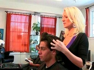 Chico lindo y emocionado recibe una mamada de polla por una mami