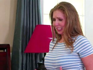 La traviesa Milf Kendra Lust lame la concha de Lena Paul. En el sofá,