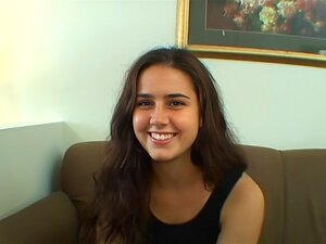 Experimenta la pasión desenfrenada mientras la seductora Kacey Kox se