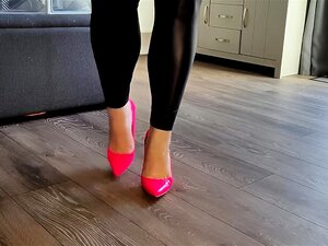 Tú disfrútame, mientras yo disfruto de ti-JOI con mis tacones rosa