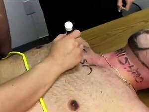 Paramos a Tanya fuera de la tienda de hierbas chinas. Estaba