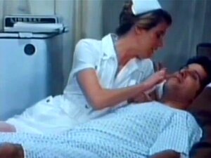 Parodia retro de enfermeros follando durante la guerra para sentirse