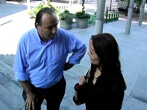 Sophie 24 follada por un viejo