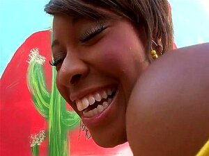 Observa cómo estas chicas muestran sus deliciosos culos y sus