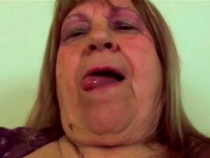 Abuela impresionante chupando una polla gorda. Metiendo los dedos en
