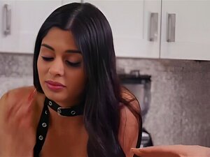 La sexy morena (Katya Rodriguez) descubre el fetiche de pies de su