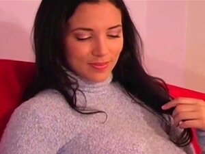 Leona exquisita y seductora. La hermosa ninfómana se ve