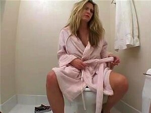 Armonía en los baños, la rubia caliente da una mamada gruesa y