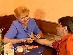 Abuela goteando semen de su nariz