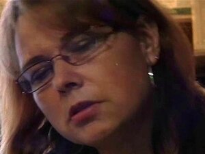 Zorra tetona es recogida y follada