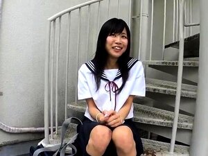 Zorra japonesa en uniforme de colegiala follada