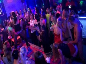 Sexys chicas de fiesta europea chupando polla
