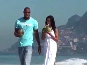 Marcelinha en la playa brasileña