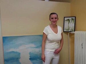 Masajista checa con tetas grandes no le importa dar pajas con las