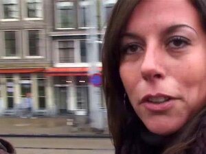 Pequeña rubia follando a un turista. Pequeña rubia puta follando a