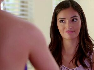 Emily Willis acaba de llegar a casa de un viaje y luego, de repente,