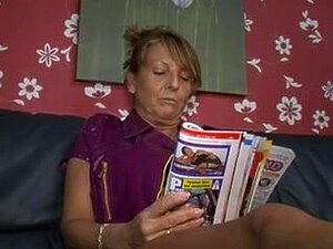 Chica madura se enfrenta a dos erecciones gordas a la vez, una