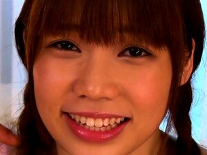 Una deslumbrante chica japonesa tiene dos chicos compartiendo su coño