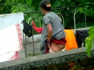 tía desi cambiándose las bragas