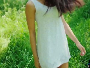 ¡La modelo rusa petite Cira Nerri se desnuda en solitario para