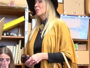 Samantha es atrapada robando en una tienda y llevada a la oficina de