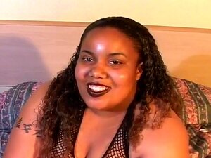 Chica negra gordita follando a la estrella porno, Gia es una chica