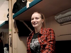 Una compañera de viaje sedujo a un tipo en el tren y le hizo una