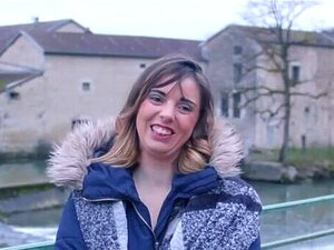 La puta fresca Cindy se traga dos pollas en su coño