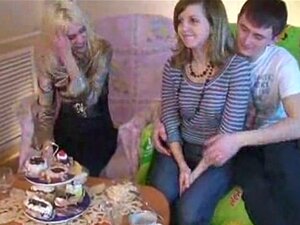 Disfruta de dos bellezas ardientes entregándose al placer sin