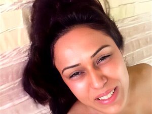 La actriz pakistaní SOFIA AHMED masturbándose 2