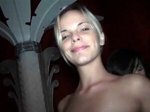Putitas tetonas mostrando sus partes calientes en sexo VIP. Putas