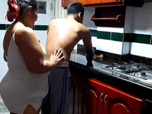 Follando al vecino en la cocina