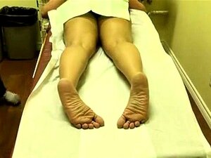 Una madura gordita tiene a un masajista satisfaciendo sus necesidades