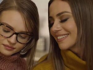 La ingenua y linda hija tiene un trío con padrastros adoptivos