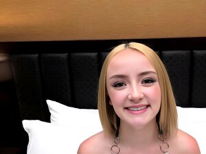 Mira a esta pequeña chica con ojos verdes y pecas