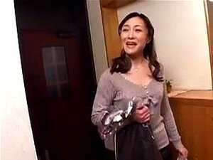 Mamá asiática con un amante fresco de 22 años, madura japonesa