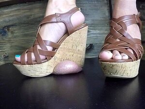 Polla y aplastamiento de bolas con cuñas en la tabla de pollas