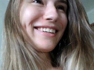 Encantadora chica caliente ama jugar con su coño