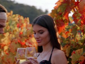 TUSHY Stunning Stefany acepta una oferta sexy de DP en vacaciones