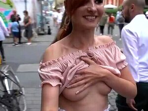 Jeny Smith mostrando sus tetas perfectas a extraños en la calle